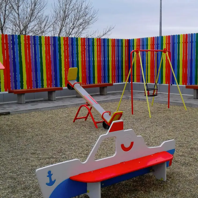 Фото 6 Штакетник Полукруглый в цветах радуги на детской площадке