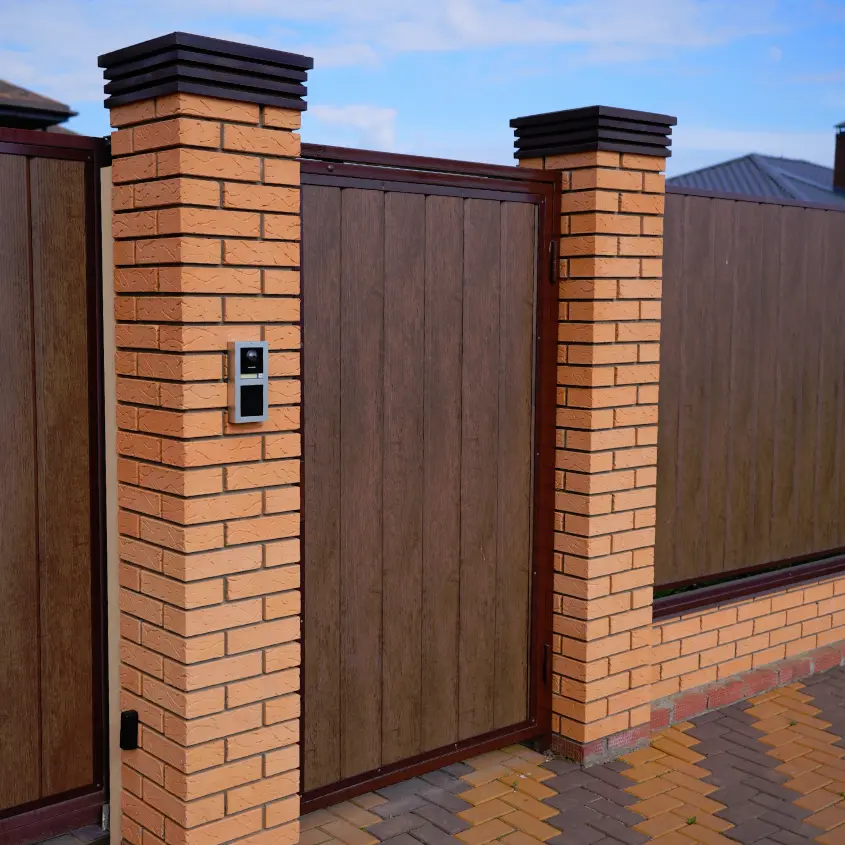 Фото 3 Колпак Бона ХайТек на заборе из металлосайдинга Евро-Брус